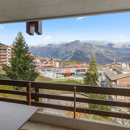 A Cote Des Pistes De