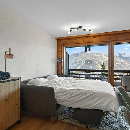 A Cote Des Pistes De