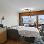 A Cote Des Pistes De